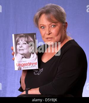 L'actrice allemande Karin Baal, pour le cinéma et le théâtre et de star dans les années 50 et 60 pose avec sa nouvelle autobiographie 'Untames - Ma vie' au spectacle Mittagsmagazin de la chaîne allemande ZDF à Mayence, Allemagne, 16 octobre 2012. Photo : Erwin Elsner Banque D'Images