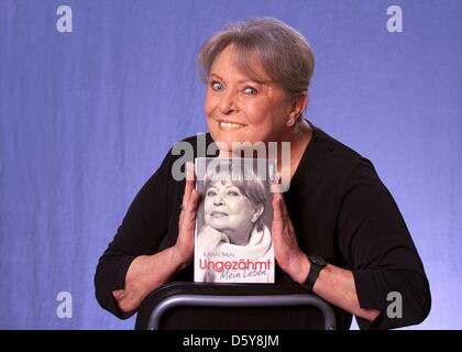 L'actrice allemande Karin Baal, pour le cinéma et le théâtre et de star dans les années 50 et 60 pose avec sa nouvelle autobiographie 'Untames - Ma vie' au spectacle Mittagsmagazin de la chaîne allemande ZDF à Mayence, Allemagne, 16 octobre 2012. Photo : Erwin Elsner Banque D'Images