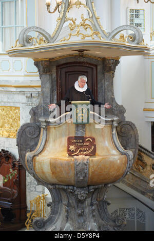 (Afp) - Un fichier photo en date du 07 octobre 2012 montre le pasteur Alexander Roeder s'exprimant au cours d'un service à l'église St.Michaelis, également connu sous le nom de Michel, à Hambourg, Allemagne. Michel de Hambourg célèbre son 250e anniversaire le 19 octobre 2012. Photo : Georg Wendt Banque D'Images