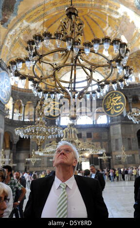 Der baden-württembergische Ministerpräsident Winfried Kretschmann (Bündnis 90/Die Grünen) besichtigt am 18.10.2012 die Sainte-sophie à Istanbul (Turquie). Die baden-württembergische grün-rote Landesregierung ist mit einer 80-köpfigen Délégation Aus Politik, Wirtschaft, Wissenschaft, Kultur und Gesellschaft in die Türkei gereist. Foto : Bernd Weißbrod/dpa  + + +(c) afp - Bildfunk + + + Banque D'Images