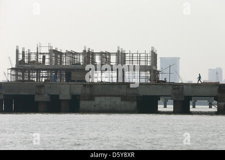 Parties du port Mumbai Port Trust (MbPT) sont représentés avec un chantier de construction dans le port de Mumbai, Inde, 18 octobre 2012. La délégation avec le maire de Hambourg Scholz a été confrontée à une série de problèmes lors d'une visite à l'installation portuaire. Les entreprises et les représentants politiques sont en visite officielle avec Scholz à l'Inde. Photo : Christian Charisius Banque D'Images