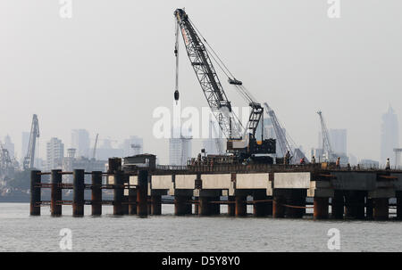 Parties du port Mumbai Port Trust (MbPT) sont représentés avec un chantier de construction dans le port de Mumbai, Inde, 18 octobre 2012. La délégation avec le maire de Hambourg Scholz a été confrontée à une série de problèmes lors d'une visite à l'installation portuaire. Les entreprises et les représentants politiques sont en visite officielle avec Scholz à l'Inde. Photo : Christian Charisius Banque D'Images