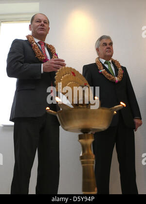 Maire de Hambourg l'Olaf Scholz (L) prononce un discours à côté de Hambourg, le sénateur de l'économie Frank Horch qu'un bureau de la compagnie maritime Hamburg poursuivie est ouvert à Mumbai, Inde, 19 octobre 2012. Les entreprises et les représentants politiques sont en visite officielle avec Scholz à l'Inde. Photo : Christian Charisius Banque D'Images