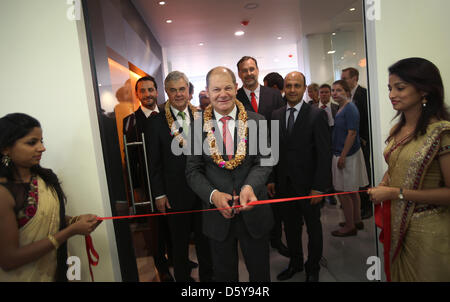 Maire de Hambourg Olaf Scholz (C) ouvre un bureau de la compagnie maritime Hamburg poursuivi à Mumbai, Inde, 19 octobre 2012. Scholz est accompagné par le sénateur de Hambourg pour les affaires économiques Frank Horch (2-L) et Hambourg Sued employés Ozgur Al (L), Heiko Mohn (2-R) et Rajiv Ghose (R). Les entreprises et les représentants politiques sont en visite officielle avec Scholz à l'Inde. Photo : Christian Banque D'Images