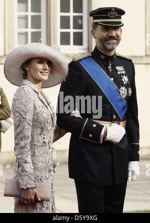L'Espagnol Prince Felipe de Borbon (R) et son épouse, la Princesse Letizia Ortiz, sourire à leur arrivée à la cérémonie de mariage religieux du Prince Guillaume, Grand-duc de Luxembourg, et de la Comtesse Stéphanie de Lannoy à la Cathédrale Notre-Dame à Luxembourg city, Luxembourg, le 20 octobre 2012. L'EFE/Ballesteros Banque D'Images