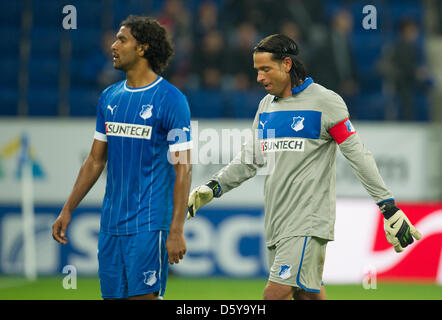 Marvin Compper de Hoffenheim (L) et le gardien Tim Wiese sont déçus après le match de Bundesliga allemande entre TSG 1899 Hoffenheim et Greuther Fürth-mer au Rhein-Neckar-Arena de Berlin, Allemagne, 19 octobre 2012. Photo : Uwe Anspach Banque D'Images