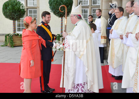 S.a.r. la Grande-duchesse Document - Maria Teresa et S.A.R. le Prince Guillaume, Grand-Duc Héritier de Luxembourg, parlons à l'Archevêque S.E. Mgr Jean-Claude Hollerich de Luxembourg sur la façon de le mariage religieux du Prince Guillaume et de la Comtesse Stephanie dans la Cathédrale de Notre Dame de la ville de Luxembourg, samedi 20 octobre 2012. Photo : ©Grand-Ducal Cou Banque D'Images