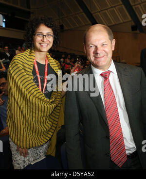 Maire de Hambourg l'Olaf Scholz est salué par le fim indienne Kiran Rao producteur, épouse de l'acteur et réalisateur Aamir Khan, lors de l'ouverture de la section allemande de la Mumbai Film Festival à Mumbai, Inde, 19 octobre 2012. Au cours de l'ouverture le film muet "un lancer de dés" par Franz Osten à partir de 1929 a été illustré accompagné de l'ensemble de Hambourg Tuten und Blasen. Business et p Banque D'Images