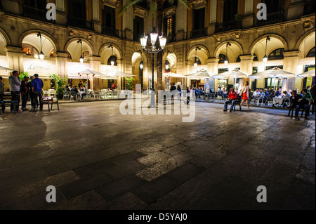 Scène de nuit à la place du vrai" de Barcelone, Espagne. Banque D'Images