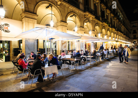 Les gens assis à la terrasse d'un restaurant à la place du vrai' de Brcelona, Espagne. Banque D'Images