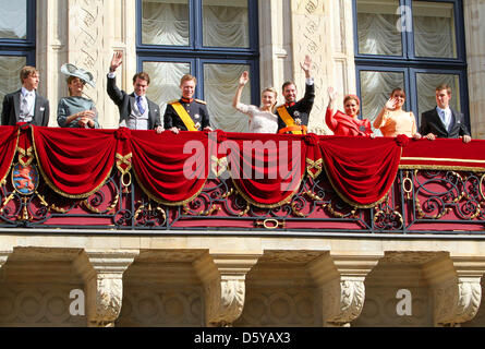 Grand-duc de Luxembourg et héréditaires de la grande-duchesse Stéphanie avec (L-R) le Prince Louis, la Princesse Tessy, Le Prince Félix, le Grand-Duc Henri, la Grande-Duchesse Maria Teresa, la Princesse Alexandra, Prince Sebastian sur le balcon de la palais grand-ducal après leur mariage religieux dans la ville de Luxembourg, samedi 20 octobre 2012. Sa robe de mariage a été créée par le designer Elie Banque D'Images