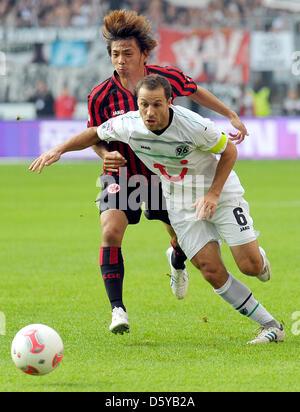 Takashi Inui de Francfort (L) et Hannover Steven Cherundolo rivalisent pour le ballon pendant le match de football de la Bundesliga entre Eintracht Francfort et Hanovre 96 à la Commerzbank Arena de Francfort-sur-Main, Allemagne, 20 octobre 2012. Photo : Nicolas Armer Banque D'Images