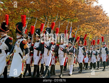 Reenactors en uniformes historiques de la Garde Impériale Française mars le long d'une avenue d'automne à Leipzig, Allemagne, 21 octobre 2012. Plus de 1000 participants sont venus à Leipzig à l'occasion du 199e anniversaire de la légendaire bataille des nations. Après une reconstitution d'la bataille les participants ont défilé du monument de la bataille des nations unies à l'Eglise russe. P Banque D'Images