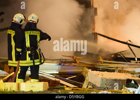 Les pompiers éteindre un feu à une maison à Ehrenfriedersdorf éclatée, Allemagne, 22 octobre 2012. Jusqu'à ce point, il n'y a eu aucun signe de victimes. Photo : Bernd Maerz Banque D'Images