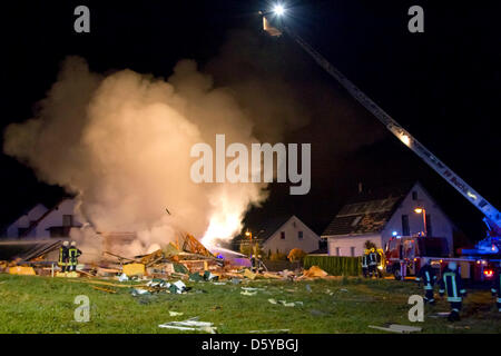 Les pompiers éteindre un feu à une maison à Ehrenfriedersdorf éclatée, Allemagne, 22 octobre 2012. Jusqu'à ce point, il n'y a eu aucun signe de victimes. Photo : Bernd Maerz Banque D'Images