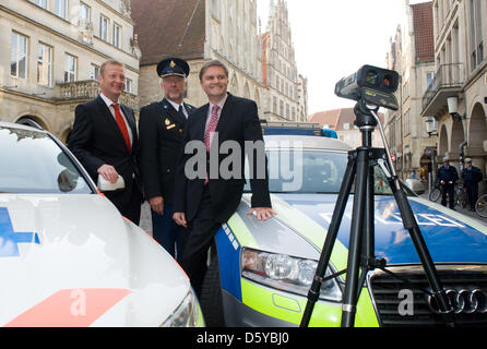 Rhénanie du Nord-Westphalie est ministre de l'intérieur, Ralf Jaeger (L), son collègue Uwe Schuenemann bas-saxon (R) et le directeur de la police de la circulation, Fokko néerlandais Klok, posent derrière un pistolet radar sur place Prinzipalmarkt Münster, Allemagne, 22 octobre 2012. Pour la première fois, les trois Etats ont entrepris une tâche commune, que l'on appelle "radar marathon' ('Blitzmarathon'). Photo : Ber Banque D'Images