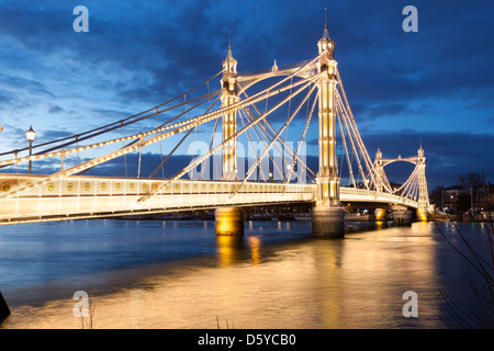 Albert Bridge sur la Tamise à partir de Battersea Park Banque D'Images