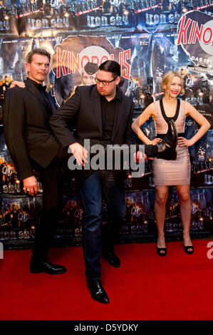 Les acteurs Julia Dietze (R), Goetz Otto (L) et le directeur Finlandais Timo Vuorensola poser lors d'un photocall pour la premerie de leur film 'Iron Sky' de Sulzbach, Allemagne, 05 avril 2012. Photo : Emily Wabitsch Banque D'Images