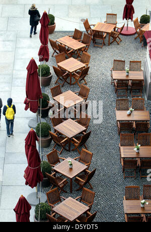 En raison du temps froid, les chaises et tables en face de l'hôtel Adlon sont vides à Berlin, Allemagne, 02 avril 2012. Photo : Wolfgang Kumm Banque D'Images