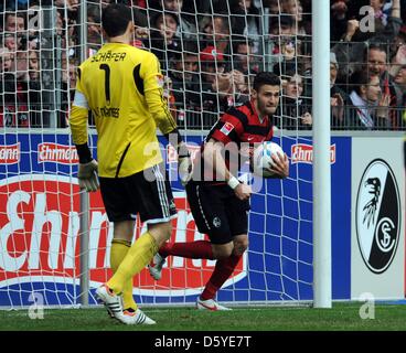 Fribourg Daniel Caligiuri marque le 1-2 but avec un coup de pied de pénalité et des acclamations suivant pour le gardien Raphael Schaefer au cours de la Bundesliga match entre Fribourg et FC Nuremberg au MAGE SOLAR Stadium à Freiburg, Allemagne, 07 avril 2012. Photo : Patrick Seeger (ATTENTION : EMBARGO SUR LES CONDITIONS ! Le LDF permet la poursuite de l'utilisation des images dans l'IPTV, Mobile Banque D'Images