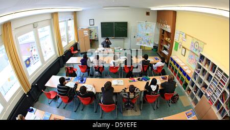 (Afp) - Un fichier photo en date du 06 décembre 2010 montre les élèves assis dans leur salle de classe dans une école moderne secondaire à Arnsberg, Allemagne. 50 écoles secondaires et 21 nouveaux établissements doivent s'ouvrir pour la nouvelle année scolaire. Photo : Julian Stratenschulte Banque D'Images