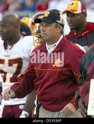 Redskins de Washington coordonnateur défensif Gregg Williams montres l'action à partir de l'écart dans le match contre les Giants de New York au Giants Stadium à East Rutherford, New Jersey, USA, 30 novembre 2005. Les Redskins ont perdu le match 36 - 0. Le 21 mars 2012, Williams a reconnu être impliqué avec paiement de primes pour blessant des adversaires tout en agissant comme coordonnateur défensif Banque D'Images