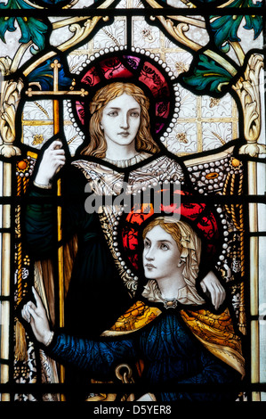 Détail d'un vitrail montrant la foi, l'espérance et la charité dans l'église St Pierre, Stornoway. Banque D'Images
