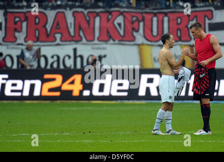 L'Alexander Meier (R) échange sa jersey avec Hannover Steven Cherundolo au cours de la Bundesliga match de football entre l'Eintracht Francfort et Hanovre 96 à la Commerzbank Arena à Frankfurt am Main, Allemagne, 20 octobre 2012. Photo : Nicolas Armer Banque D'Images