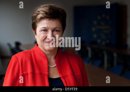 Commissaire européenne chargée de la Coopération internationale, aide humanitaire et réaction aux crises, Kristalina Georgieva, est photographié avant une conférence de presse au sujet de l'augmentation du mouvement des réfugiés en provenance de Syrie à la représentation de la Commission européenne à Berlin, Allemagne, 23 octobre 2012. Photo : ROBERT SCHLESINGER Banque D'Images