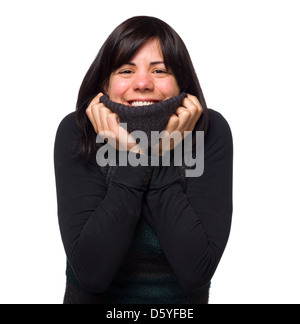 Portrait de jeune femme se protéger du froid avec des vêtements chauds isolé sur fond blanc Banque D'Images