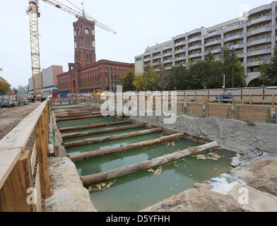 L'eau souterraine est photographié devant l'hôtel de ville à Berlin, Allemagne, 23 octobre 2012. La société de transports publics de Berlin BVG a examiné l'avancement des travaux sur la ligne de métro (U-Bahn) U5 au cours d'une visite du chantier. Photo : Stephanie Pilick Banque D'Images