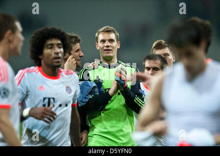 Dante de Munich (l-r), Munich's Thomas Mueller, Munich, gardien de but Manuel Neuer et Munich, Philipp Lahm réagir après la Ligue des Champions Groupe F match de football entre Lille OSC et le FC Bayern Munich, sur le Grand stade Lille Métropole à Lille, France, 23 octobre 2012. Photo : afp/Bonn-Meuser Victoria Banque D'Images