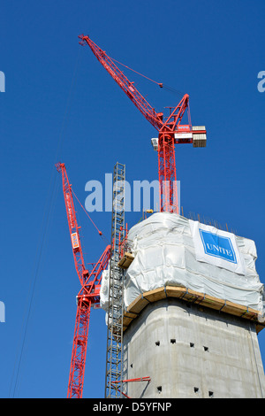 Bloc pour l'hébergement des étudiants en construction avec des grues autour du projet de grande hauteur en béton par unite development company Banque D'Images