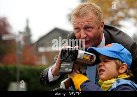 Rhénanie du Nord Ministre de l'intérieur, Ralf Jaeger explique un appareil de mesure laser pour les enfants lors d'une séance de presse à Recklinghausen, Allemagne, 24 octobre 2012. Police va effectuer des contrôles de vitesse pendant 24 heures au cours de la soi-disant contrôle vitesse marathon. Pour la première fois les contrôles de vitesse sont étendues à la Basse-Saxe et les Pays-Bas. Photo : MARIUS BECKER Banque D'Images