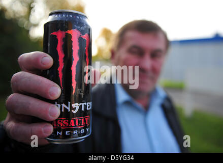 ILLUSTRATION - Une photo montre un homme tenant un peut de l'energy drink 'Monster' devant un magasin à Tuebingen, Allemagne, 24 octobre 2012. Cinq personnes sont mortes aux Etats-Unis, probablement après avoir consommé de l''Monster' energy drink. Photo : Jan-Philipp Strobel Banque D'Images