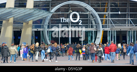 Groupe d'adolescents fans certains avec des adultes et ou des parents à l'entrée de l'O2 Arena One Direction Band concert pop gig North Greenwich Londres Angleterre Royaume-Uni Banque D'Images