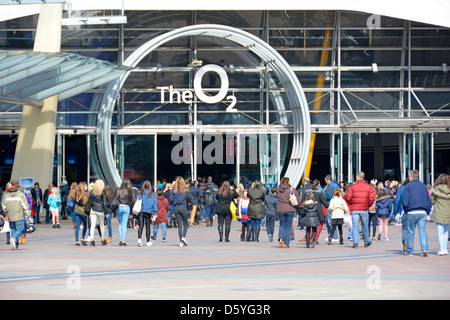 Groupe d'adolescents fans certains avec des adultes et ou des parents à l'entrée de l'O2 Arena One Direction Band concert pop gig North Greenwich Londres Angleterre Royaume-Uni Banque D'Images