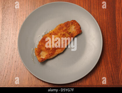 L'illustration montre une escalopes de porc frit sur la table prêt à être servi dans une cuisine à Hambourg, Allemagne, 23 octobre 2012. Les droits des animaux et l'Allemand protection association 'Deutscher Tierschutzbund' est l'émission d'un nouveau label pour certifier des produits de viande et de volaille. Le label certifie la viande produits de fournisseurs classiques, qui ont fait un effort particulier dans l'élevage approprié Banque D'Images