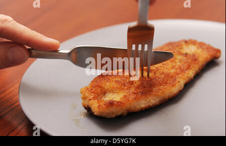 L'illustration montre une escalopes de porc frit sur la table prêt à être servi dans une cuisine à Hambourg, Allemagne, 23 octobre 2012. Les droits des animaux et l'Allemand protection association 'Deutscher Tierschutzbund' est l'émission d'un nouveau label pour certifier des produits de viande et de volaille. Le label certifie la viande produits de fournisseurs classiques, qui ont fait un effort particulier dans l'élevage approprié Banque D'Images