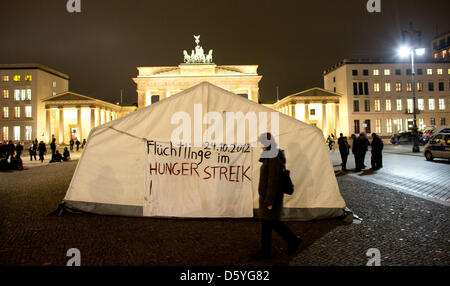 Les demandeurs d'asile ont érigé une tente en face de la porte de Brandebourg et de mettre en place une affiche annonçant la grève à Berlin, Allemagne, 24 octobre 2012. Les réfugiés, qui est arrivé à Berlin il y a trois semaines après un 600 km de protestation, ont entamé une grève de la faim en face de la porte de Brandebourg. Photo : Kay Nietfeld Banque D'Images