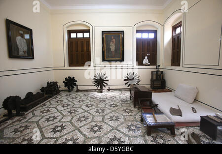 Vue de l'intérieur salle de séjour où le Mahatma Gandhi l'habitude de vivre à l'MahadmaMani Bhavan Gandhi Museum à Mumbai, Inde, 17 octobre 2012. Mahatma Gandhi (1869-1948)utilisé pour résider à l'hôtel particulier entre 1917 et 1934. Photo : Christian Charisius Banque D'Images