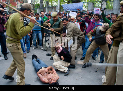 Srinagar Cachemire sous administration indienne, 10 avril 2013. La police indienne du Cachemire a battu le génie sanitaire (PHE) employés au cours d'une manifestation à Srinagar, Jammu-et-Cachemire, en Inde. Des centaines d'employés ont pris les rues de Phe dans Srinagar et a organisé une manifestation demandant la libération de leurs salaires en attente de régularisation et de leur emploi. Selon des rapports de plusieurs personnes détenues et de nombreuses autres blessées lorsque la police a utilisé des matraques, pour les disperser. (Sofi Suhail/ Alamy Live News) Banque D'Images