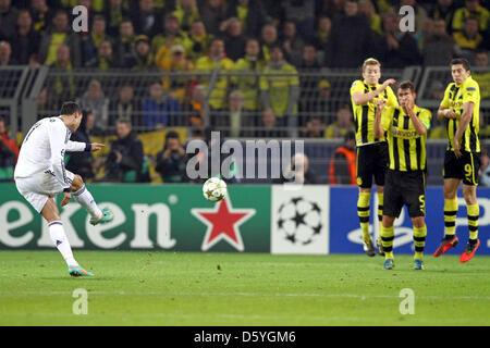 Le Real Madrid Cristiano Ronaldo (L) tire un coup franc lors de la Ligue des Champions du groupe D match de foot entre Borussia Dortmund et le Real Madrid au stade de BVB Dortmund à Dortmund, en Allemagne, le 24 octobre 2012. Photo : Kevin Kurek/dpa Banque D'Images