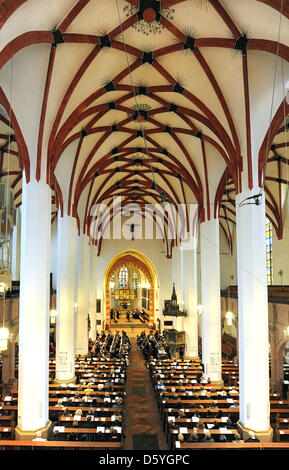 Le pasteur Christian Wolf prêche pendant un service religieux organisé à l'église Saint-Thomas de Leipzig, Allemagne, 14 octobre 2012. L'église, siège de la célèbre Thomaner Boy's Choir et dernière demeure de Johann Sebastian Bach, célèbre son 800 anniversaire dans les prochains jours : du 31 octobre 2012, l'église paroissiale célèbre une semaine de festival avec de nombreux événements. Pho Banque D'Images