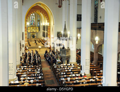 Le pasteur Christian Wolf prêche pendant un service religieux organisé à l'église Saint-Thomas de Leipzig, Allemagne, 14 octobre 2012. L'église, siège de la célèbre Thomaner Boy's Choir et dernière demeure de Johann Sebastian Bach, célèbre son 800 anniversaire dans les prochains jours : du 31 octobre 2012, l'église paroissiale célèbre une semaine de festival avec de nombreux événements. Pho Banque D'Images