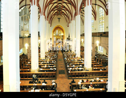 Le pasteur Christian Wolf prêche pendant un service religieux organisé à l'église Saint-Thomas de Leipzig, Allemagne, 14 octobre 2012. L'église, siège de la célèbre Thomaner Boy's Choir et dernière demeure de Johann Sebastian Bach, célèbre son 800 anniversaire dans les prochains jours : du 31 octobre 2012, l'église paroissiale célèbre une semaine de festival avec de nombreux événements. Pho Banque D'Images