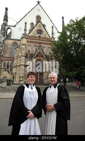 Les deux pasteurs Christian Wolf (R) et Britta Taddyken pose devant l'appareil photo après un service religieux à l'église Saint-Thomas de Leipzig, Allemagne, 14 octobre 2012. Britta Taddyken est la première femme à être pasteur de l'église Saint Thomas. L'église, siège de la célèbre Thomaner Boy's Choir et dernière demeure de Johann Sebastian Bach, célèbre son 800 anniversaire dans les prochains jours : Banque D'Images