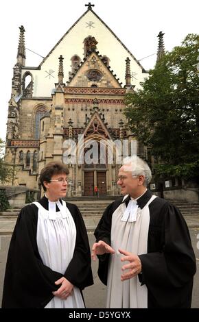 Les deux pasteurs Christian Wolf (R) et Britta Taddyken pose devant l'appareil photo après un service religieux à l'église Saint-Thomas de Leipzig, Allemagne, 14 octobre 2012. Britta Taddyken est la première femme à être pasteur de l'église Saint Thomas. L'église, siège de la célèbre Thomaner Boy's Choir et dernière demeure de Johann Sebastian Bach, célèbre son 800 anniversaire dans les prochains jours : Banque D'Images