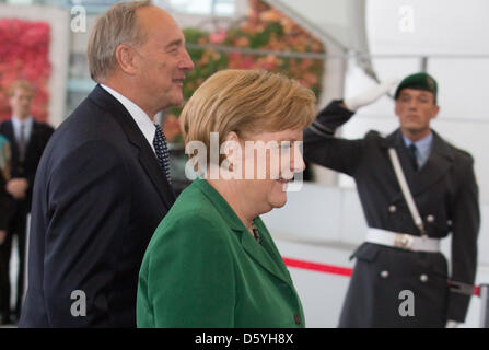 La chancelière allemande Angela Merkel accueille la présidente de Lettonie Andris Berzins en face de la chancellerie fédérale à Berlin, Allemagne, 25 octobre 2012. Merkel est rencontre avec Berzins pour des entretiens. Photo : MICHAEL KAPPELER Banque D'Images