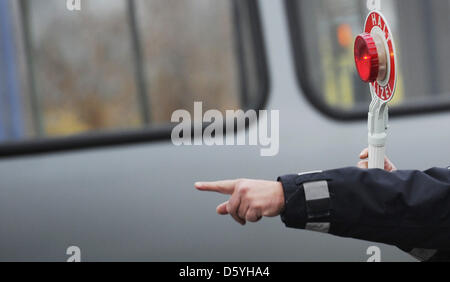 Un policier arrête un conducteur qui roulait à Hanovre, Allemagne, 24 octobre 2012. La réception ouverte 24h Marathon 'Blitz' a eu lieu le mercredi. Plus de 1 000 agents de police au 312 stations de surveillance étaient en service. Photo : Julian Stratenschulte Banque D'Images